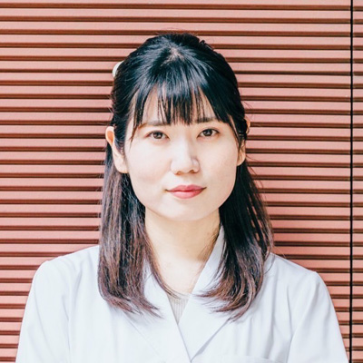 屋嘉比　萌